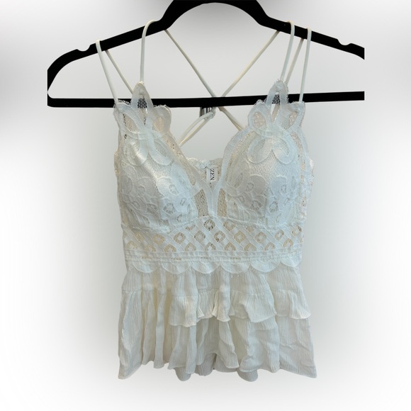 Zenana Outfitters White Lace sweetheart Camisole with adjustable straps - Picture 1 of 6